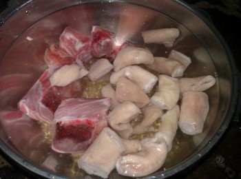 step2: 排骨與豬腸溫水稍微沖洗，與糙米一起放入鍋中，並加入冷水約8分滿，倒入少許的米酒