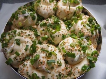 step7: 再灑上鮮蔥/芝麻再發至二倍大,170度焗約18至20分鐘至金黃色.