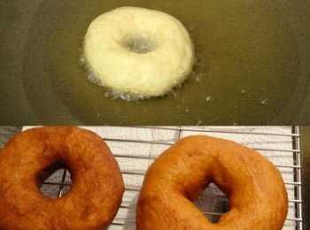 step5: 起油鍋，待油溫穩定後，放入甜甜圈，炸至兩面金黃即可。 試油溫時，可以先丟一小塊麵糰嘗試，切記油溫不可過高，否則表面會過黑，裏面卻沒熟！