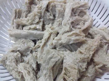 step3: 將烤麩撕成一小塊，並用廚紙印乾水份。