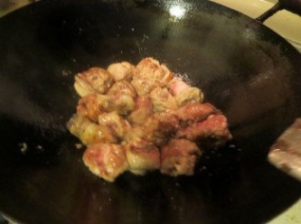 step1: 雞塊用腌料腌15分鐘以上待用。锅子热油，把马铃薯条慢火煎至表面染上深金黄色，捞起待用。
放鸡件煎，煎完一面才翻另外一面煎