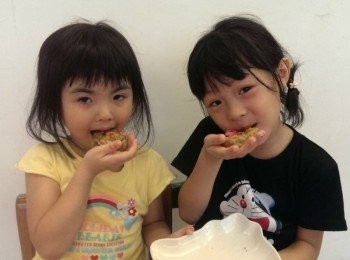 step4: 看看小朋友都在搶食嘍~