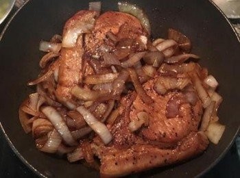 step6: 中火翻炒ㄧ下，讓醬色附在大排上，接著下米酒，略燒ㄧ下，便可換到帶蓋子的燉鍋中。