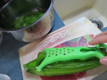 step1: 長身苦瓜洗淨後,用刨刨成一條條長薄條