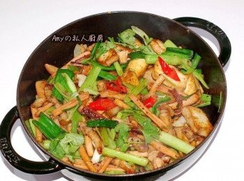 step4: 爆香五花肉後加入乾魷魚及豆乾一起翻炒,倒入醬油膏及芹菜或西洋芹和甜碗豆青蔥一起拌炒至蔬菜熟,最後用鹽及芝麻香油調味即完成