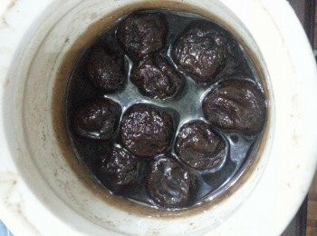 step7: 咸金桔大約5年左右可以食用, 但以十年以上為佳。變啡變黑後才是好東西, 不要胡亂丟棄啊。