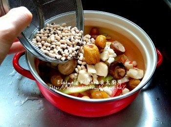 step5: 煲內逐一放入所有材料 (粟米 , 紅蘿蔔 , 西瓜皮 , 栗子 , 冬菇 , 馬蹄 , 眉豆及蜜棗)