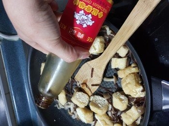 step6: 加入豆腐卜炒勻後,落約2湯匙素蠔油炒勻