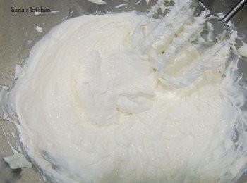 step5: 將奶酪倒入盆子中用電動攪拌器打發成乳霜狀後將酸奶倒入仔細打發拌勻