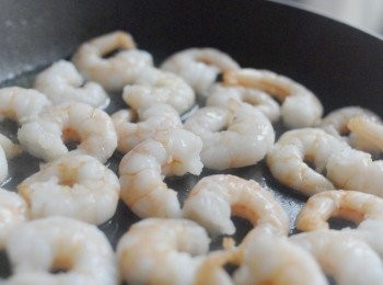 step2: 熱鍋下油，先煎蝦約30秒