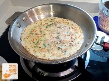 step4: 煎至凝固狀態，反轉，將兩邊煎香，即可