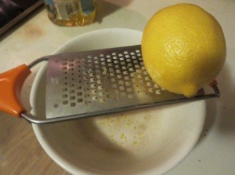 step3: 預備檸檬汁料。先將檸檬磨皮，只要黃色部份，切勿用白色那一層。