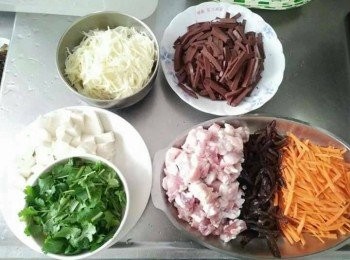 step1: 洗淨豬血、胡蘿蔔、木耳、澎湖三層肉、全切絲，豬肉沾太白粉；筍絲；豆腐切塊；香菜切段；水2000cc；備用；