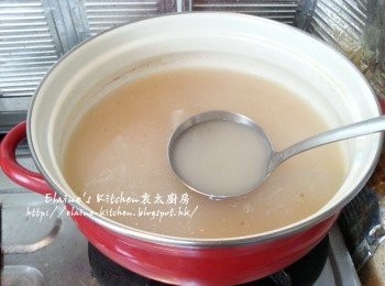 step13: 加少許鹽調味拌勻成鴨骨湯底