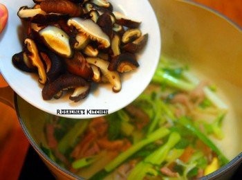 step9: 香菇先浸泡後，切大塊，比較有口感。