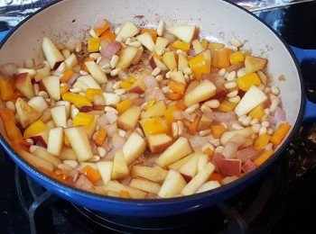 step5: 加入蘋果及松子仁，接著加入<span class="group_2">調味</span>炒勻。