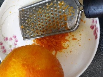 step1: 將新鮮橙洗淨，用磨蓉器，磨1個橙皮取橙皮屑