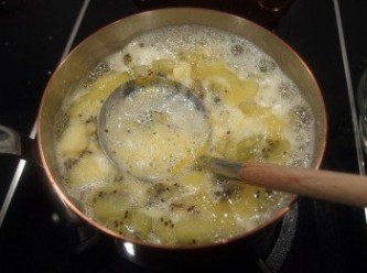 step6: 煮約10分鐘左右,用湯勺將表面的浮末撈除。繼續熬煮...