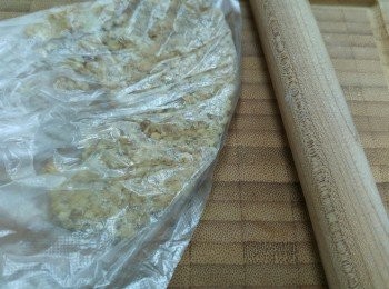 step2: 合桃拿買四粒打碎備用。