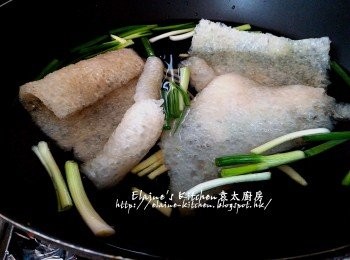 step2: 鑊中加入水 , 薑片 , 蔥段及酒拌勻 , 再放入豬皮 , 蓋上蓋用中火煮10分鐘