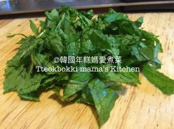 step5: 將簿荷葉洗淨切碎，備用。