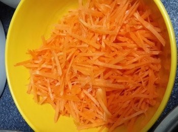 step1: 將甘筍刨皮洗淨，刨絲