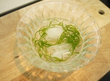 step1: 青蔥切細絲,泡冰開水備用