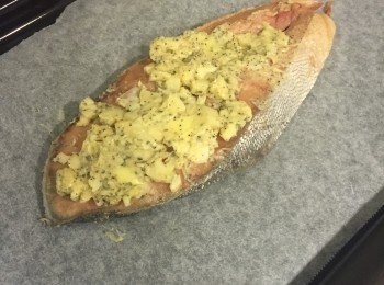 step2: 將魚片平鋪，奶油醬料均勻塗抹上去，
用料理紙包起來送進烤箱，200度 烤20分鐘！
