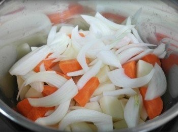 step1: 在電鍋內鍋放入切塊的馬鈴薯.蘿蔔及洋蔥~~