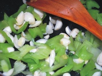 step3: 熱油鍋，下西芹翻炒幾下，再下百合快速翻炒。