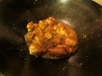 step3: 放進雞塊炒勻，放一湯匙水炒勻后转小火关盖焖十分钟右右，开盖大火略炒匀就可以了