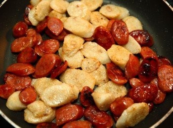 step4: 把黑橋牌香腸、米腸下鍋油煎至表面微微金黃酥脆後起鍋備用。
