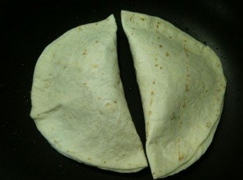 step24: (1) 取出平底鍋，倒入苦茶油，開中火，放上步驟B的<span class="group_2">盒子</span>，蓋上鍋蓋，以中火慢煎。