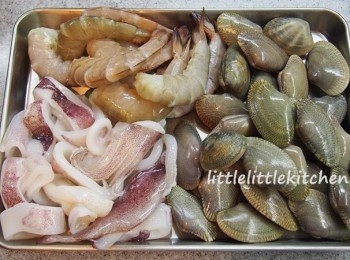 step1: 洗淨花蛤，蝦子，去頭挑腸，鮮魷切段