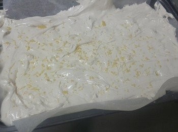 step6: 在一個盤內，鋪上威化紙或烘焙紙，再混上粟粉粉，將混合物倒入盤內，鋪好壓平，可在上面加點檸檬皮。在室溫待12小時