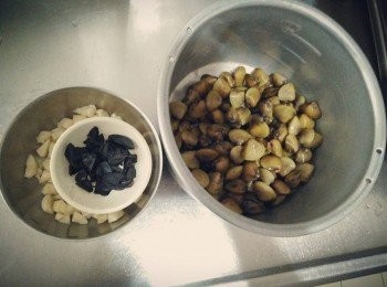 step1: 黃金蜆先加入塩巴，並以冷水吐沙約3-5小時，約1-2小時，需換水清洗再重泡吐沙至清水洗淨時吐沙時，水無泥沙、雜質即可；敲蒜頭並去頭尾，剝掉外膜，對切小成小塊；鍋中放入2000cc的水；九層塔5小片；備用；