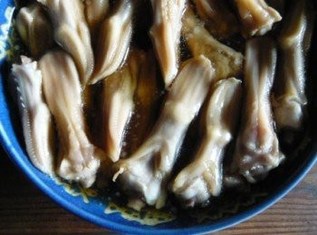 step3: 將拆好骨的鴨舌可以塞回一條陳皮絲及杞子塞入鴨舌內並一條一條並列排在玻璃碗内備用