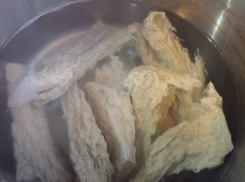 step2: 將烤麩用水喉水沖洗， 一邊浸一邊搾出水份。