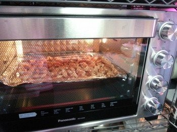 step2: 焗爐用上下火230度預熱焗爐約10分鍾,放入已經醃好的雞軟骨焗10分鍾