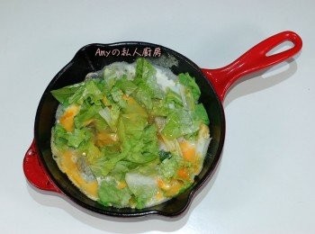 step6: 加入一顆打散的蛋,煎到邊邊有點焦香時,將蚵仔煎翻面