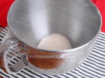step3: 在大碗內塗一層油，然後放入麵糰，用保鮮紙包好，待在室溫發酵一個小時或以上，至麵糰脹大一倍
