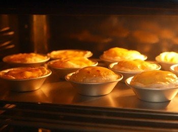 step11: 把葡撻放入己預熱至攝氏210度的焗爐中層烤17分鐘。