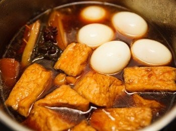 step5: 再來加入油豆腐和水煮蛋一起滷，直到豬肉變軟、入味即可。