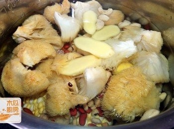 step2: 將所有材料放入真空煲中，加入適量的水，調至煲湯模式，完成後加鹽調味即可。
(👉如果用明火，當水滾起後，將所有材料放入，大火煲15分鐘，再轉小火，煲兩小時即可)