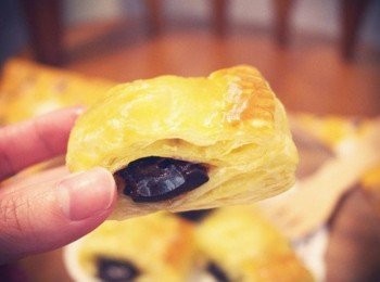 step7: 一口剛剛好的大小，外皮酥脆可口不沾手。煮過的香蕉滋味甜、與苦黑巧克力搭在一起不會膩唷^^