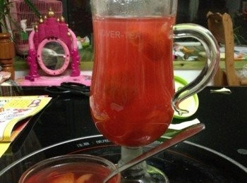 step3: 當水的顏色已經變成非常好看的淺紅色，關火，放入冰糖（根據自己的口味添加），燜至變常溫，顏色就特別的鮮紅好看。冷凍口味更佳。