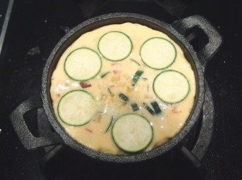 step4: 放入切片的櫛瓜,送進烤箱烤15分鐘(時間請依各家的烤箱不同而需做調整)。烤至烘蛋表面呈金黃色即完成。