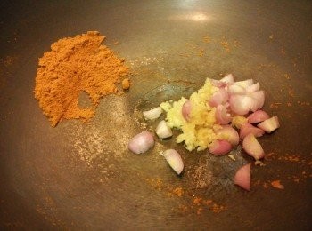 step4: 將已炒香咖哩粉推到一旁, 鑊中間下點油, 爆香蒜蓉及乾蔥頭