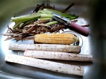 step3: 牛蒡去皮 , 粟米去外皮及粟米鬚 , 牛蒡斜切厚片 , 粟米切段 , 貢梨去皮去芯切大件