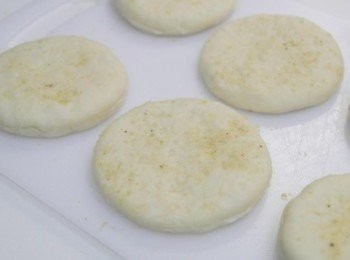 step8: 壓後的小圓餅兩面沾上玉米粉~~ 在蓋上保鮮膜靜製40分鐘^^